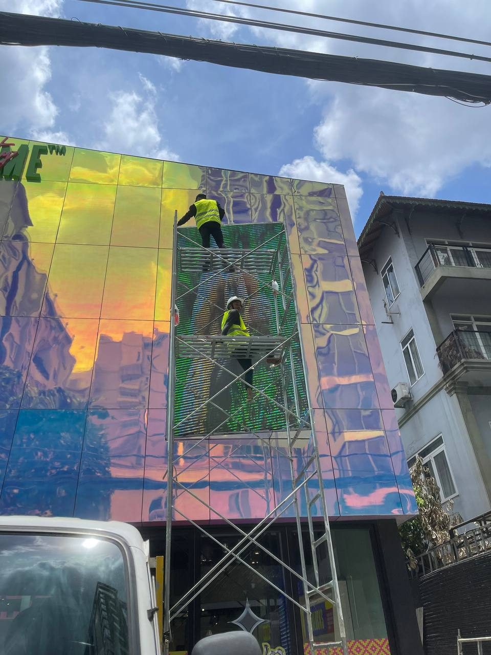 Key Differences Between Indoor and Outdoor LED Displays
